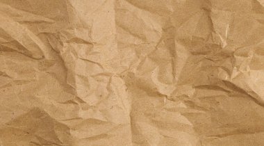 Pürüzlü kenarları olan buruşuk kahverengi bir kağıt parçasını kapat. Yüksek çözünürlüklü kağıt dokusu. Çevre dostu tasarımlar, arka planlar ve klasik örtüler için mükemmel..