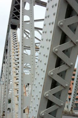 Sağlam demir köprü