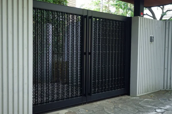 Güçlü bir güvenliği olan modern bir kapı.