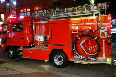 İtfaiye araçları acil olarak yangını söndürmek için şehre sevk edildi.