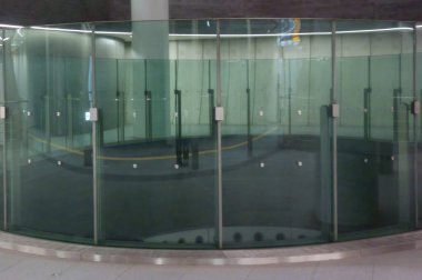   Ofisin lobisinde bir atriyum nesnesi var.                             