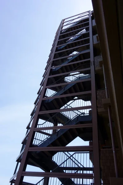 Σκάλες Έκτακτης Ανάγκης Στον Εξωτερικό Τοίχο Ενός Ουρανοξύστη — Φωτογραφία Αρχείου