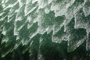 Camın sonsuz yüzeyinde akan su deseni.