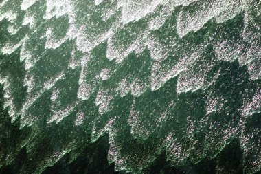 Camın sonsuz yüzeyinde akan su deseni.