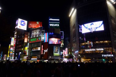 Shibuya geçidine yakın, gece görüşü olan, kalabalık bir yer.