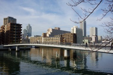 Sonbaharın sonlarında kanal üzerindeki yaya geçitleri ve köprüler