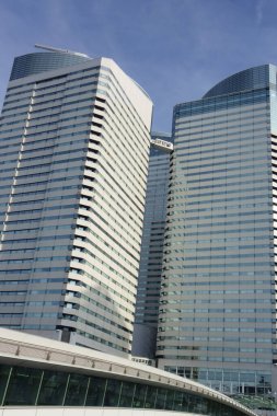 Körfez bölgesindeki aşırı modern ve modaya uygun ofis bölgesi.