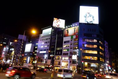Harajuku, Tokyo 'nun parıltılı kavşağında bir gece manzarası.