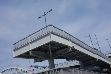 Körfez bölgesinde iskeleleri olan modern mimari stil.