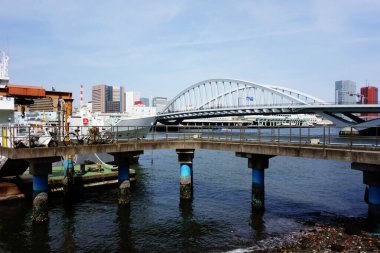 Gemiler iskele ve yolcu gemisi terminaline demirlediler.