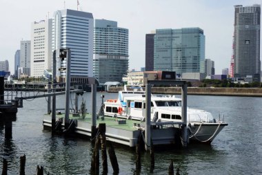 Gemiler iskele ve yolcu gemisi terminaline demirlediler.