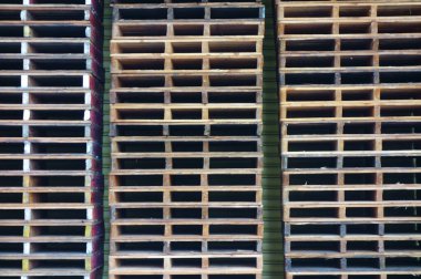 Palet, depo ve benzeri ürünleri yüklemek ve boşaltmak için kullanılan yayalar.