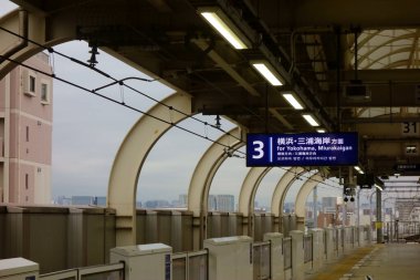 Her gün bir sürü yolcuyla dolu olan platform manzarası.