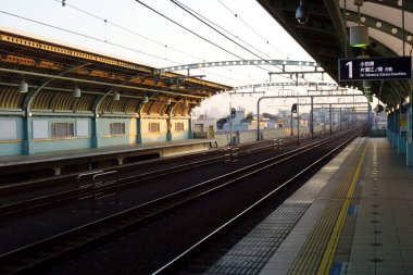 Her gün bir sürü yolcuyla dolu olan platform manzarası.