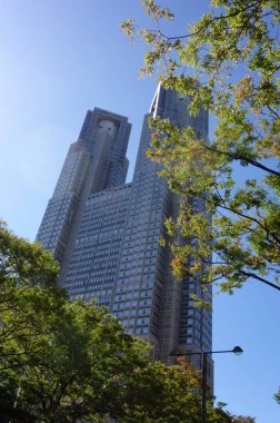 Alt merkezdeki gökdelenler Tokyo Shinjuku 'nun batı çıkışında yükseliyor.