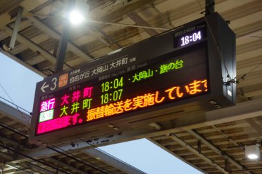 Tren istasyonunun platformuna kalkış zamanı bilgi teknesi yüklendi