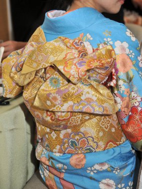 Düğün partisinde kadın kimonosu ters duruyor.