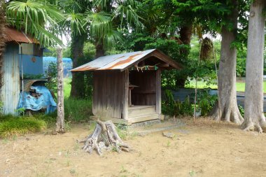 Bir çiftlik evinin bahçesinde bir Kamidana 'yı barındıran küçük bir kulübe.