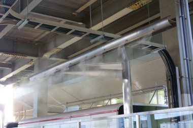 Tren istasyonundaki platforma soğutma spreyi yerleştirildi