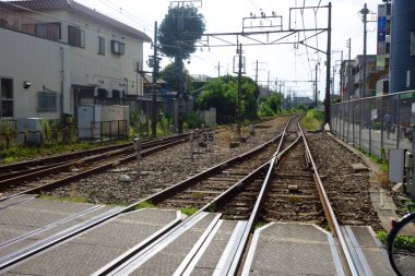 Demiryolu geçidinden perspektif sahibi raylar sonsuza dek devam edecek.