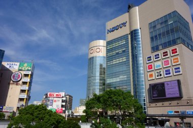 Sakka-gai 'deki istasyonun önünde bir grup canlı ticari tesis.