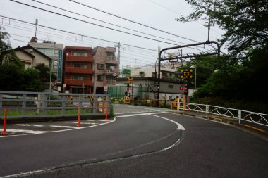 Yolların ve demiryollarının kesiştiği banliyö trenlerinin trafik ışıklarıyla kesiştiği yer.