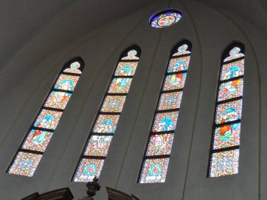 Gelin resmi, vitray kilisenin içinde, görkemli ve zarif bir kilise merasimi yeri.