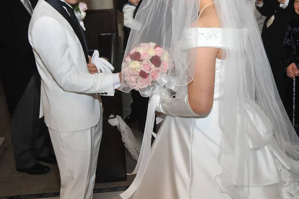 二人の永遠の幸せを実現するためにブライダルイメージ 花嫁と新郎のチャペルの結婚式 華やかで優雅な儀式 — ストック写真