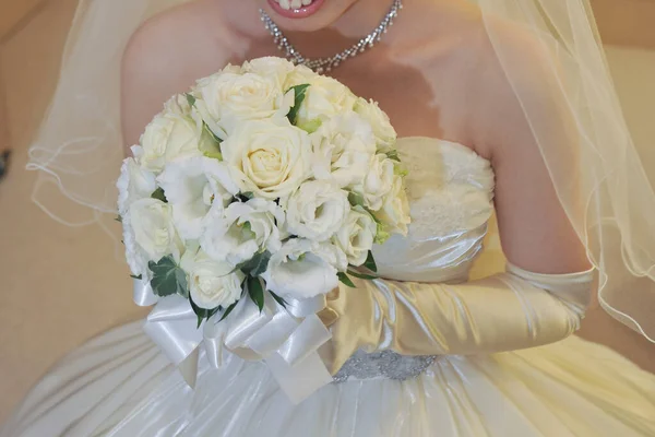 Buquê Noiva Cabelo Sala Maquiagem Segurando Buquê Flores Sorrindo — Fotografia de Stock