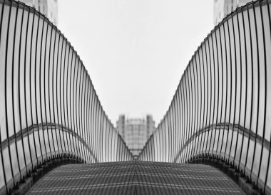 Görünen o ki, yoldaki gürültü önleyici plaka, dalgalar gibi durmaksızın hareket ediyor.