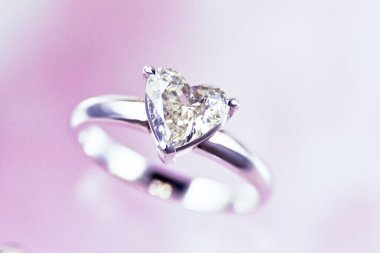 Elmas mücevher, pahalı ve göz kamaştırıcı yüzük aksesuarları.