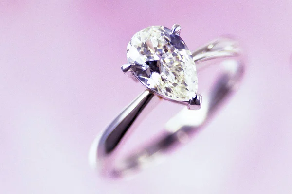 ダイヤモンドジュエリー 高価で豪華なまばゆいリングアクセサリー — ストック写真