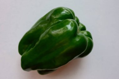 Biberler, yeşil şekilli sağlıklı çiğ sebze malzemeleri.