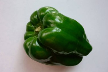 Biberler, yeşil şekilli sağlıklı çiğ sebze malzemeleri.