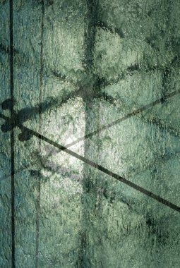 Derinden damlayan su damlacıklarının montajı, ışıkların kesileceği umuduyla.