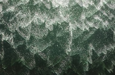 Derinden damlayan su damlacıklarının montajı, ışıkların kesileceği umuduyla.