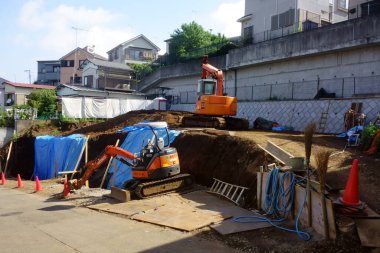 Buldozerler ve kazıcılar gibi ağır makineler tarafından korunan yerleşim yeri inşaat alanı