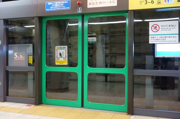 地铁列车进站时 时尚地铁旅客自动门打开和关闭 — 图库照片