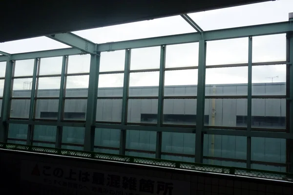 駅構内のホーム 風や雨を防ぐための外部フレーム外壁パターン — ストック写真