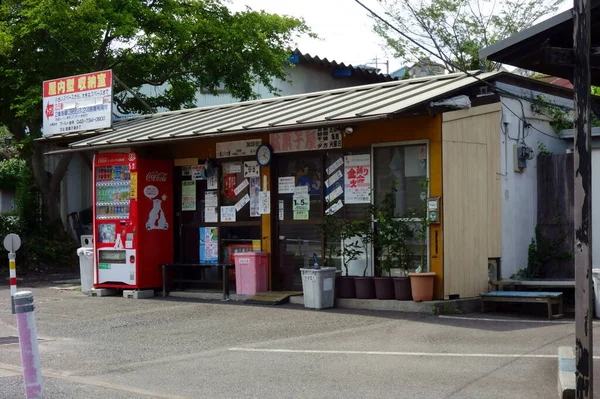 田舎道に面したお店の雑貨屋さん — ストック写真