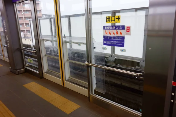Автоматическое Дверное Устройство Железнодорожной Платформы — стоковое фото