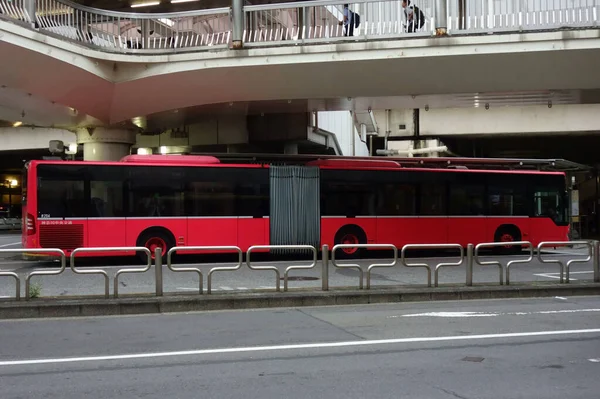 Long Modèle Corps Deux Connexions Bus Banlieue Mode — Photo