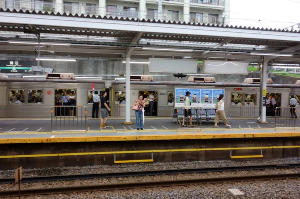 Görünüşe Göre Banliyö Yolcuları Sabah Erkenden Platform Banliyö Araçlarına Doluşmuş — Stok fotoğraf