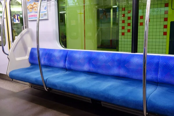 无乘客车厢铁路上没有乘客的无人驾驶客车的蓝色长片 — 图库照片
