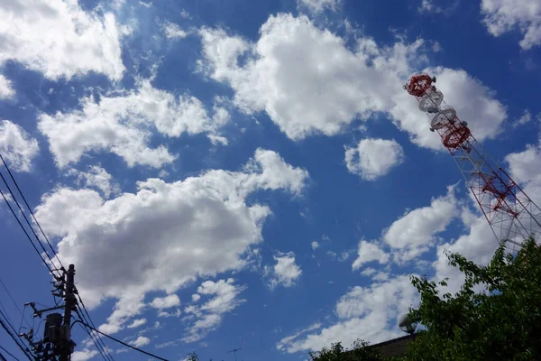 Летним Солнцем Телекоммуникационная Башня Светит Летнем Небе — стоковое фото