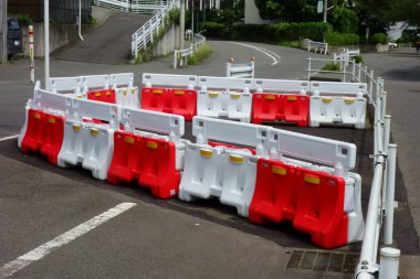 Yola girilmesini engellemek için barikat bariyerleri kurulması