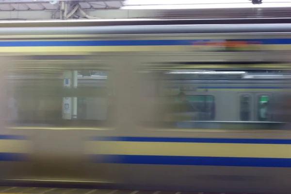 Переход Школьным Поездам Установленным Платформе Железнодорожного Вокзала — стоковое фото