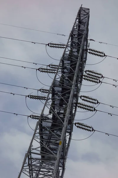 Una Torre Transmisión Alto Voltaje Que Eleva Espacio Está Familiarizado — Foto de Stock