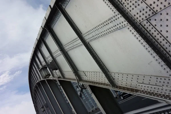 铁桥侧面的描述 一种笨重的建筑样式 — 图库照片