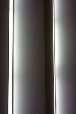 Metalik bir his yaratan ışıklandırma özellikleriyle arkaplan sahnesi